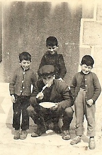 numérisation0047 Les Lilia's brothers (Mon père est au centre)